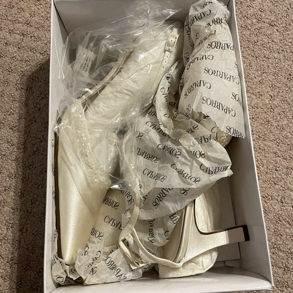 Brand new Caparros Ivory dress shoe. Size 8M